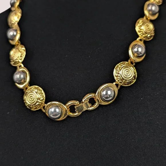 V. Round Gold Tone Link Necklace - Picture 4 of 5